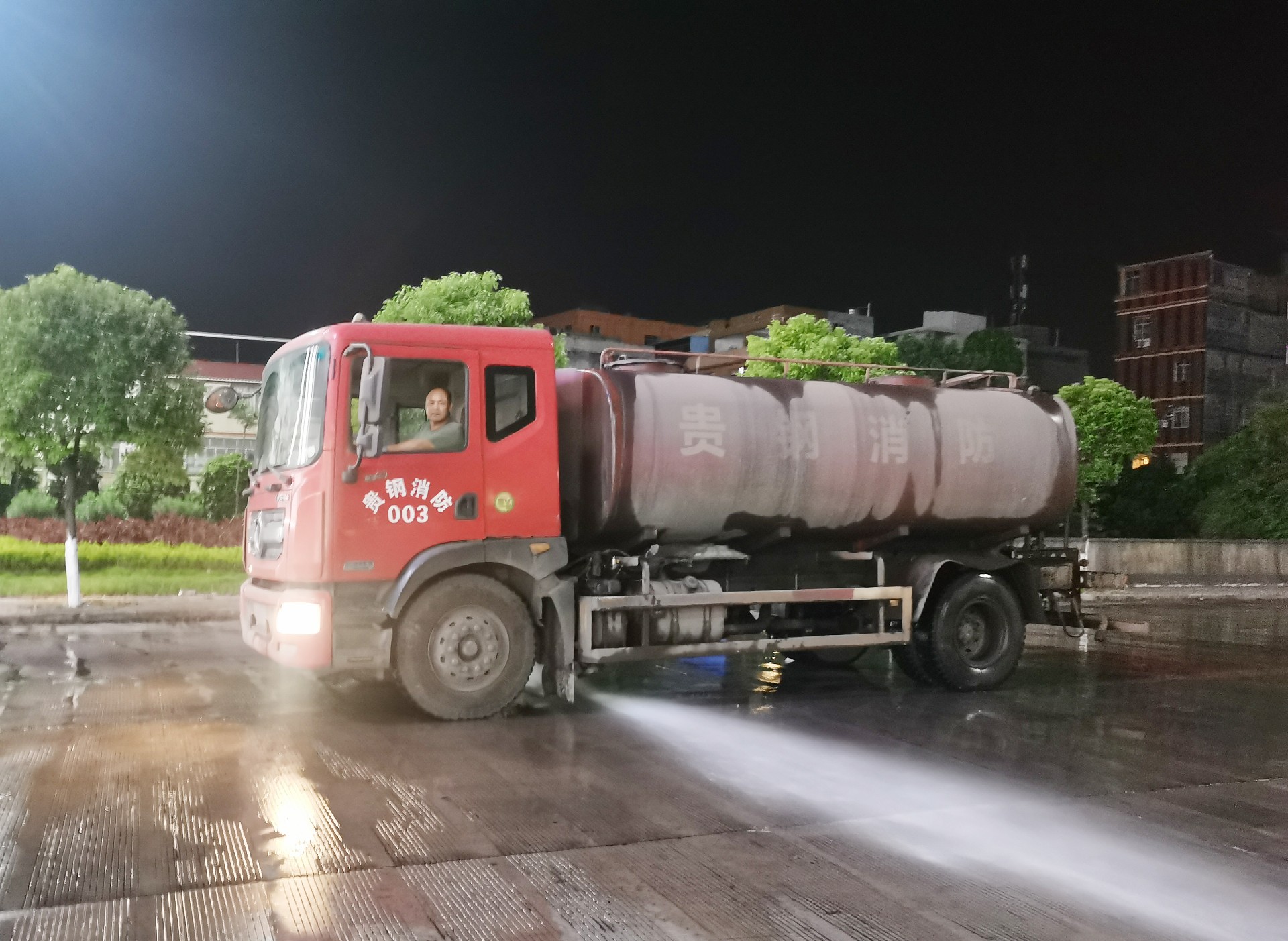 综合班洒水司机庞天福两节坚守岗位 ，为了厂区道路清洁、实现蓝天白云，挥洒自已汗水。.jpg